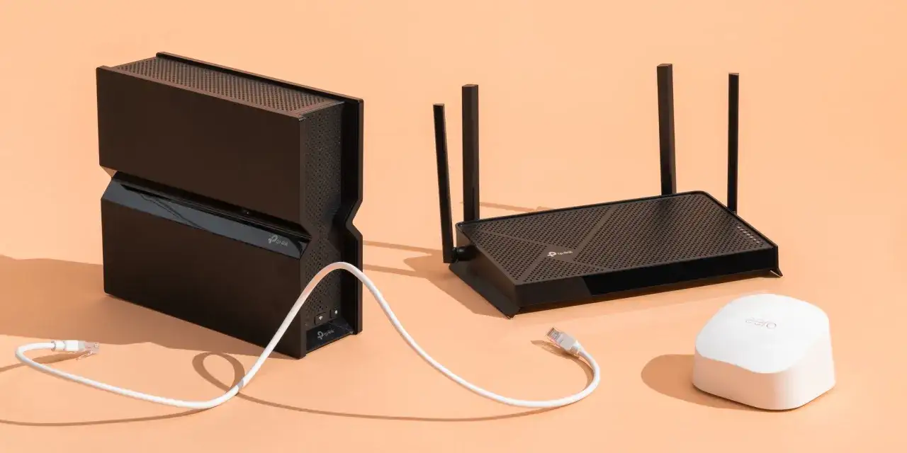 Tres dispositivos de red: un router TP-Link con antenas, un dispositivo TP-Link vertical y un nodo eero blanco. Parece que el router no se conecta al wifi.