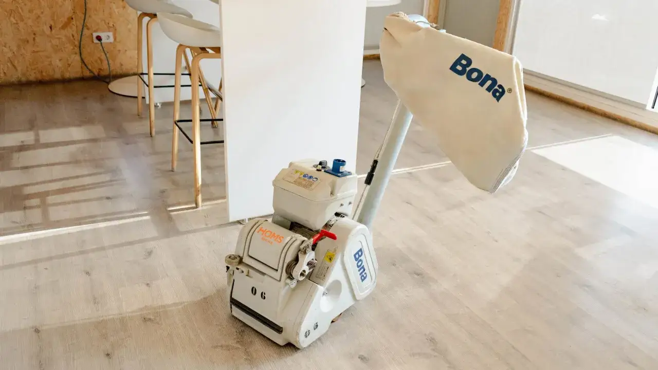 M&aacute;quina lijadora Bona lista para renovar tu parquet.