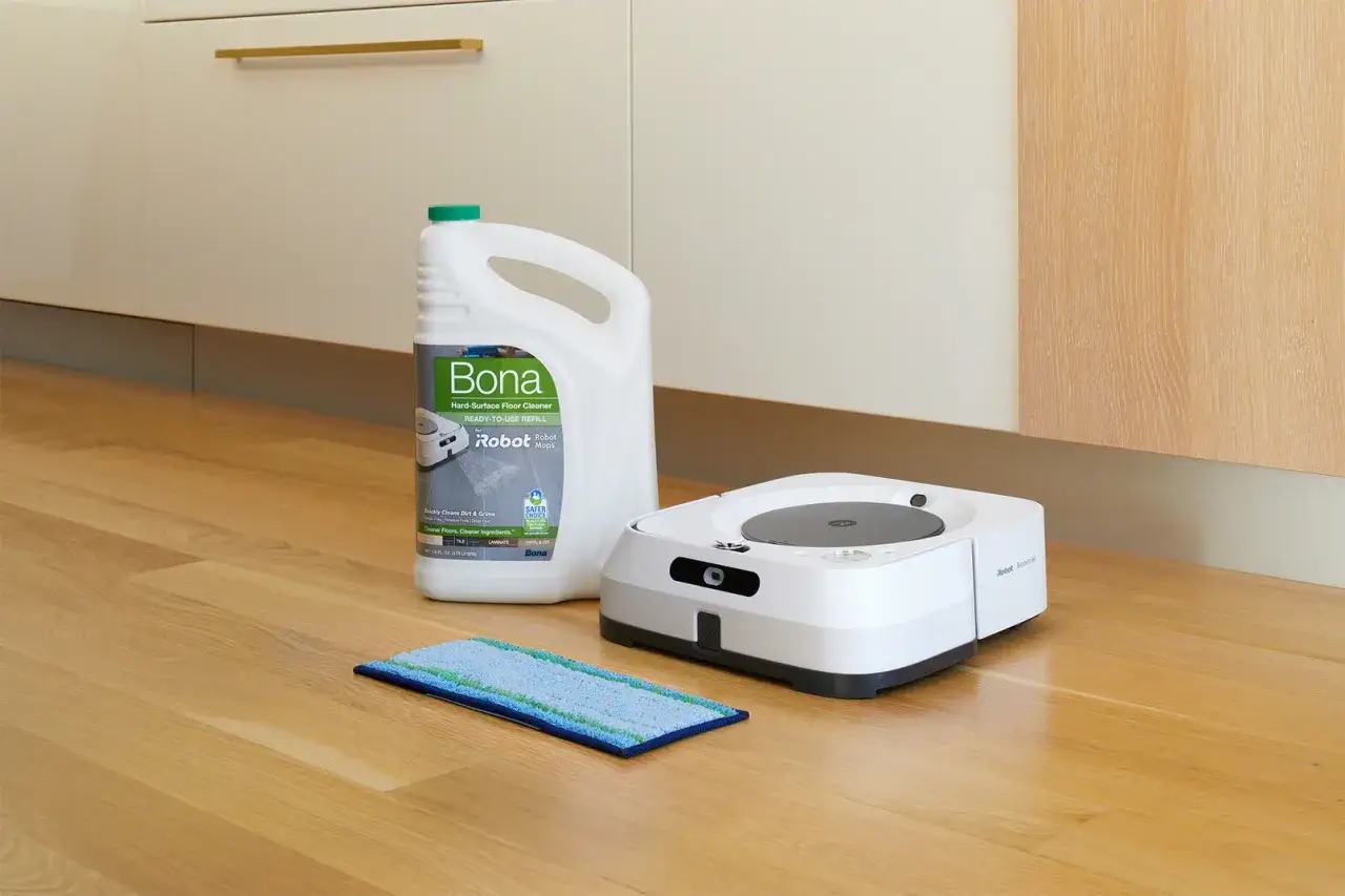 Robot aspirador listo para limpiar tu suelo laminado. Incluye limpiador Bona y mopa.