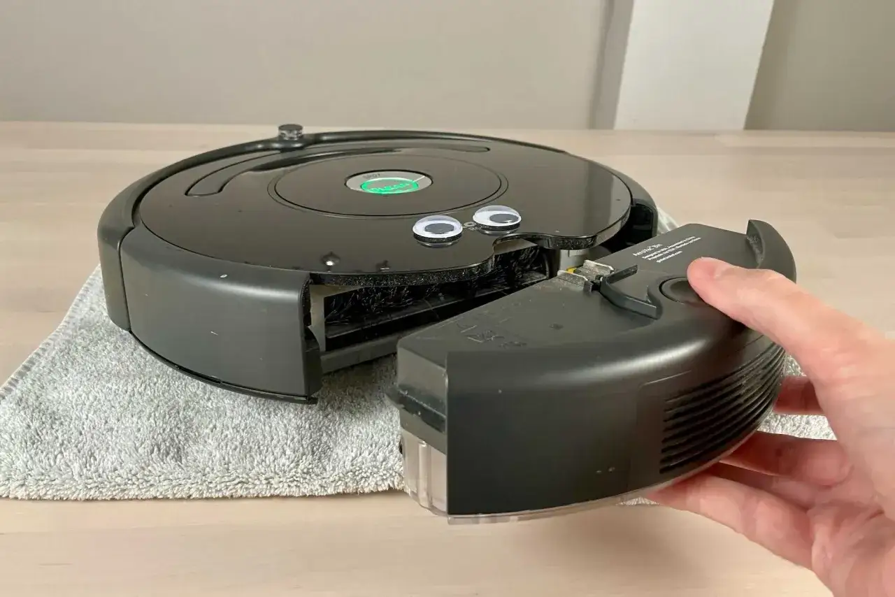 Robot aspirador Roomba con dep&oacute;sito extra&iacute;ble, listo para solucionar el error 26.