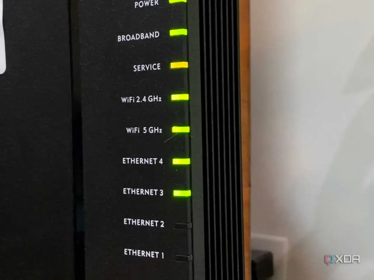 Luces del router: Power, Broadband y Ethernet 1-4 est&aacute;n verdes. Service est&aacute; naranja. Mi wifi parpadea y no se conecta.