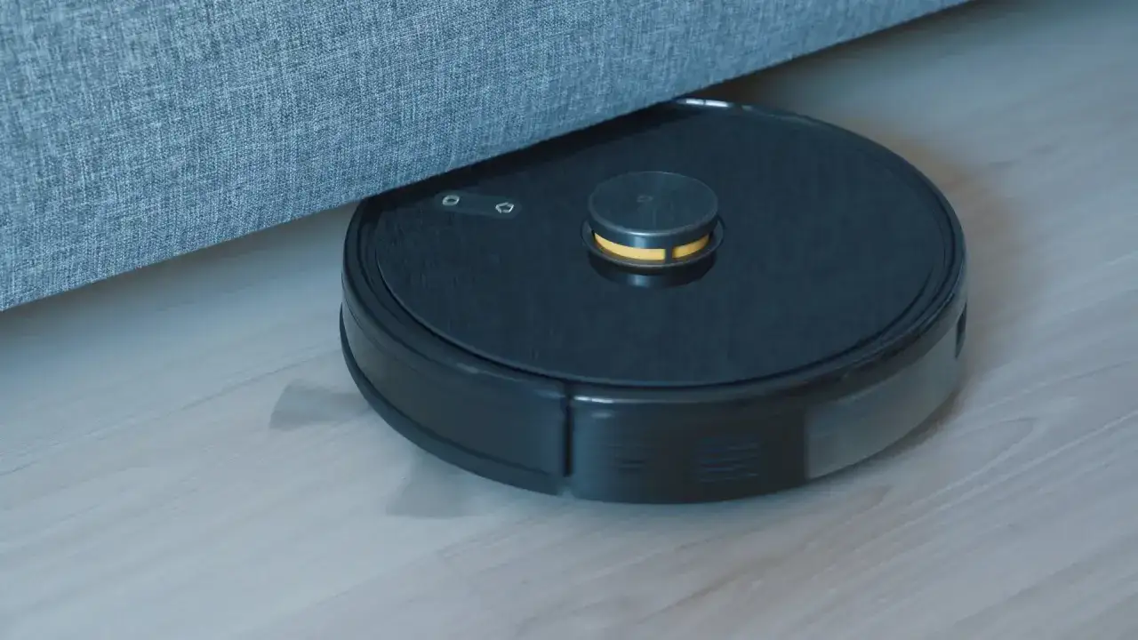 Robot aspirador Conga cerca de un sof&aacute;. &iquest;Necesitas cambiar el wifi Conga?