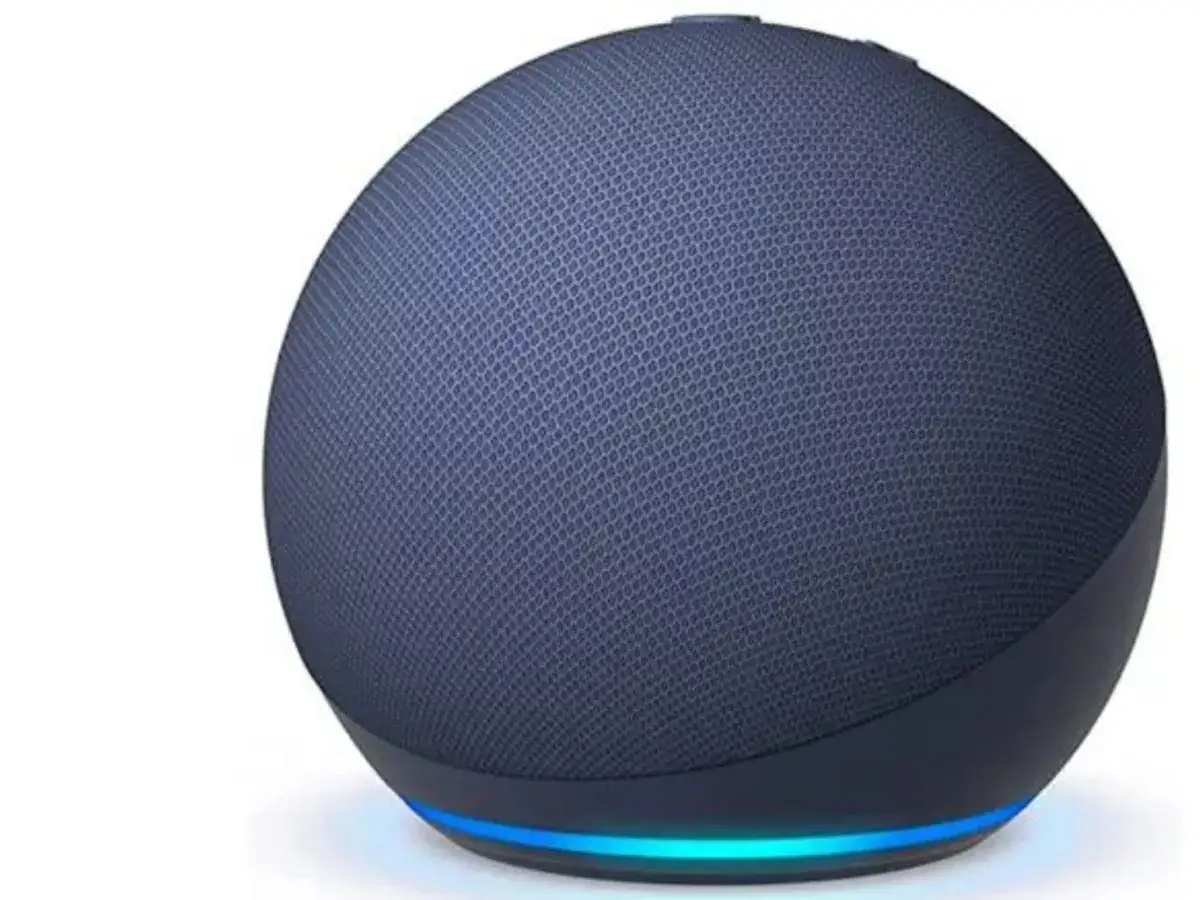 Altavoz esf&eacute;rico azul oscuro, con luz azul encendida. Parece que Alexa no funciona.