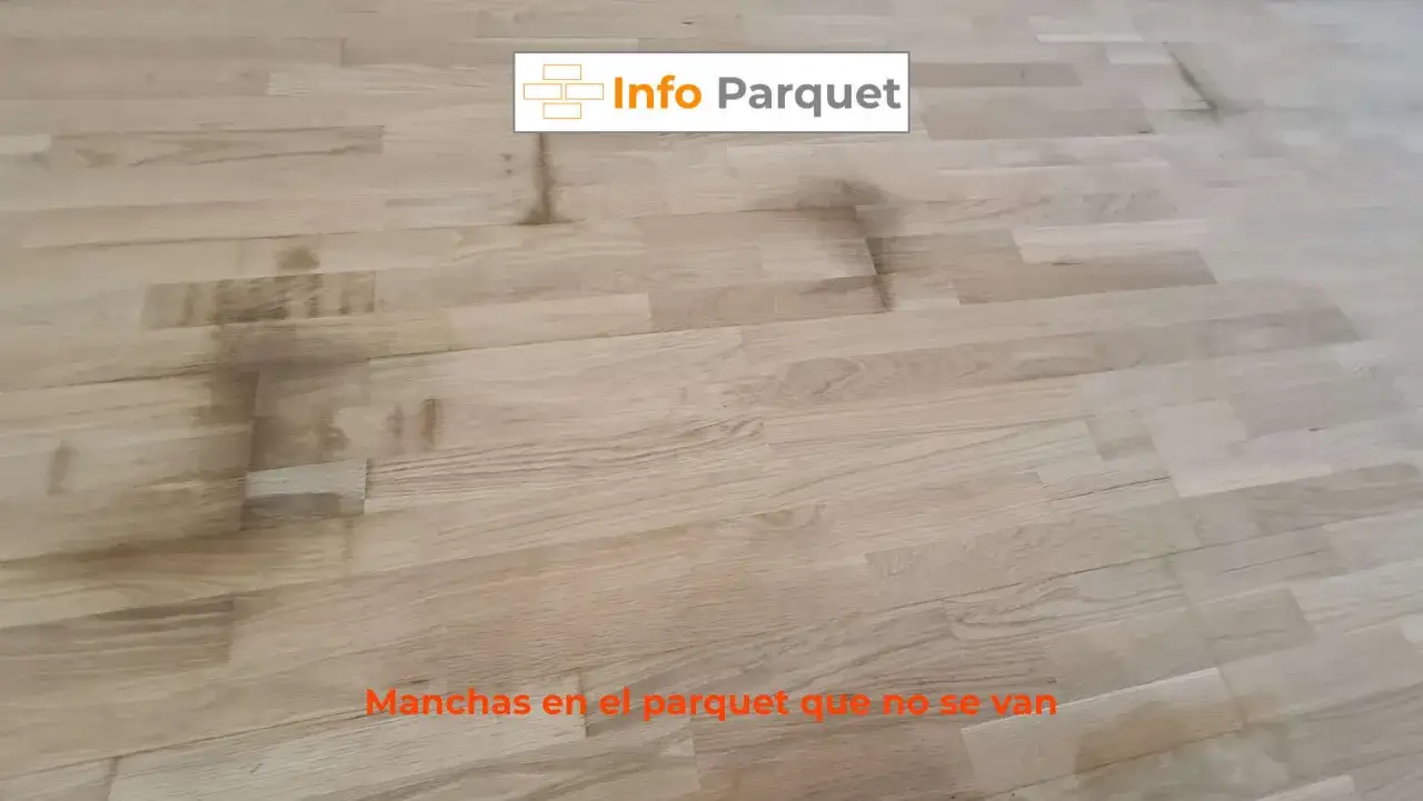 Manchas oscuras y persistentes en el parquet de madera clara. Parece que el tiempo ha dejado su huella.
