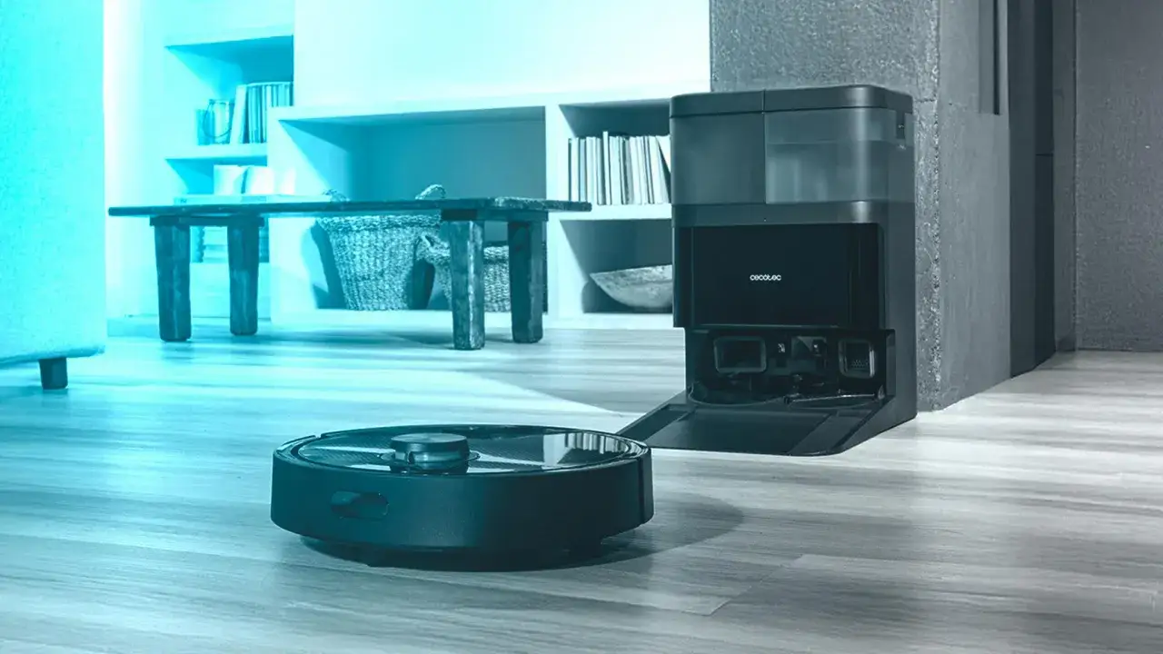 Robot aspirador Cecotec Conga Eternal en acci&oacute;n, limpiando el suelo de un sal&oacute;n moderno.