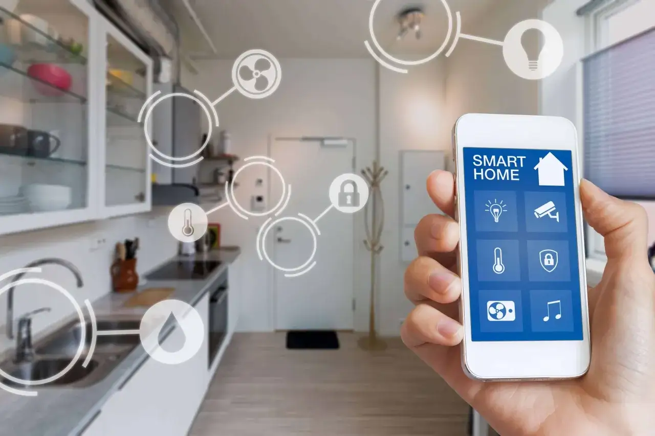 Mano sostiene smartphone con app 