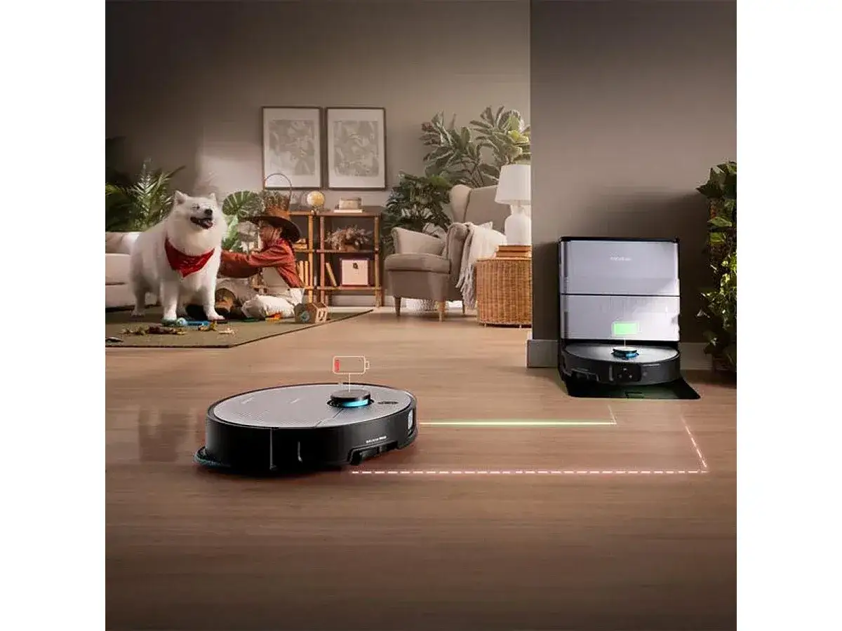 Robot aspirador con base de carga. Un ni&ntilde;o y un perro juegan en el sal&oacute;n. Gu&iacute;a para como conectar conga a wifi 5ghz.