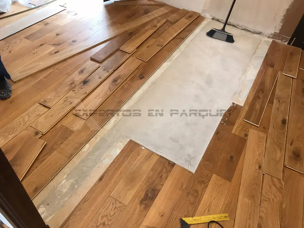 Instalaci&oacute;n de tarima sobre parquet. El precio de poner tarima encima de parquet es una opci&oacute;n para renovar tu suelo.