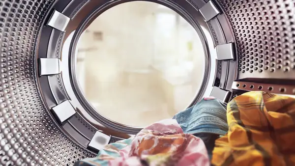 Interior de secadora con ropa sucia. Averigua cuanto consume una secadora para optimizar tu gasto.