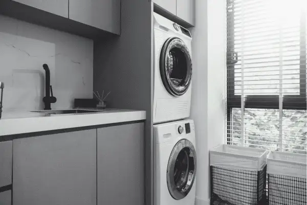 Lavandería moderna con lavadora y secadora apiladas, optimizando el espacio. Se puede poner la secadora encima de la lavadora.