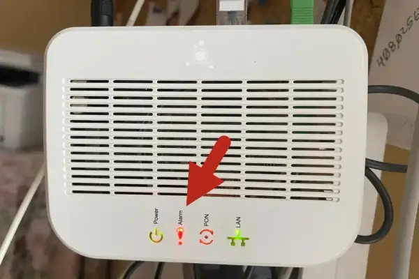 El router muestra una luz roja de alarma, indicando que mi wifi parpadea y no se conecta.