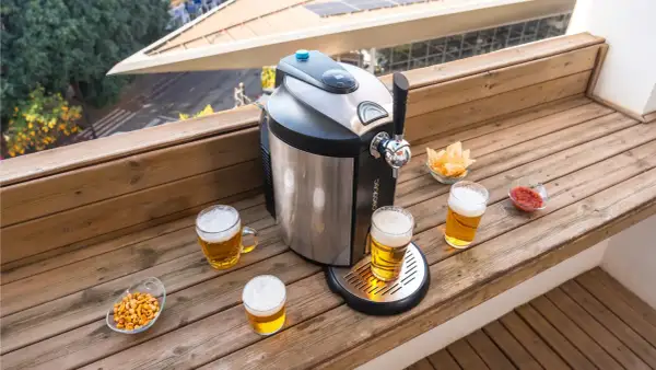Disfruta de una cerveza fría con el Conga 5290 Ultra. Copas, nachos y salsa acompañan la máquina.