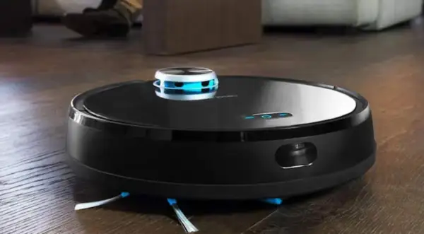 Robot aspirador Conga 1590 negro sobre suelo de madera. ¿Necesitas resetear Conga 1590?