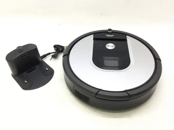 Robot aspirador Roomba 965 con su base de carga.