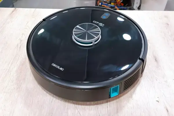 Robot aspirador Cecotec Conga 4690 negro, listo para limpiar. Recuerda que la conga tiene que estar siempre enchufada para que funcione.