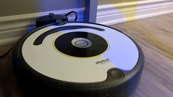 Robot aspirador iRobot Roomba con luz azul, parece que tiene un error 3.