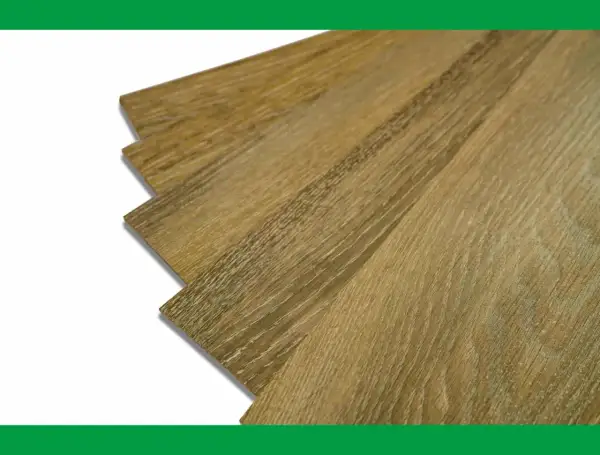 Detalle de tablas de vinilo con acabado de madera, mostrando cómo se despegan los suelos de vinilo.