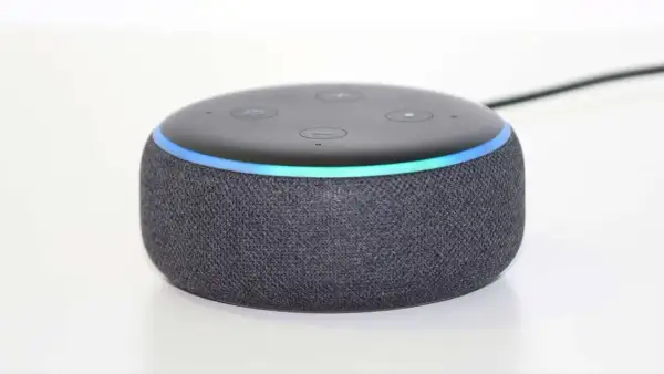 Alt text: Alexa con luz azul, indicando problemas para conectarse a internet.