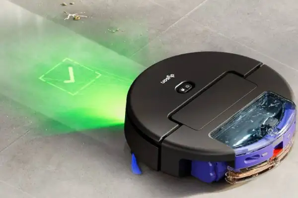 Robot aspirador Dyson proyecta luz verde para mapear el suelo, ideal para parquet.