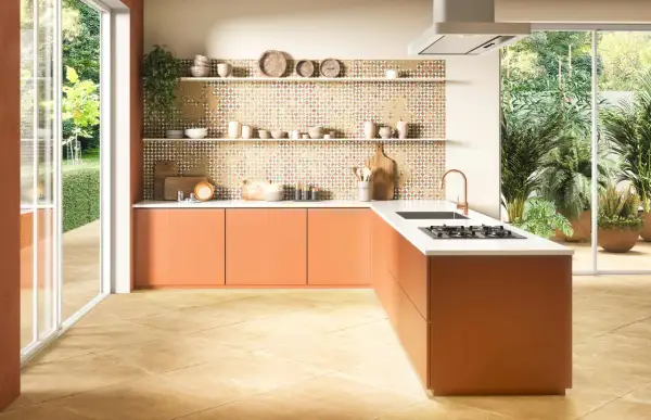 Tarima para cocinas y baños con diseño geométrico en tonos tierra. Muebles naranjas y encimera blanca.