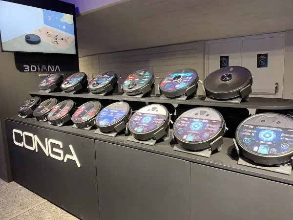 Exhibición de aspiradoras robot Conga 2490 en diferentes modelos y colores, con pantallas informativas y el logo de la marca.