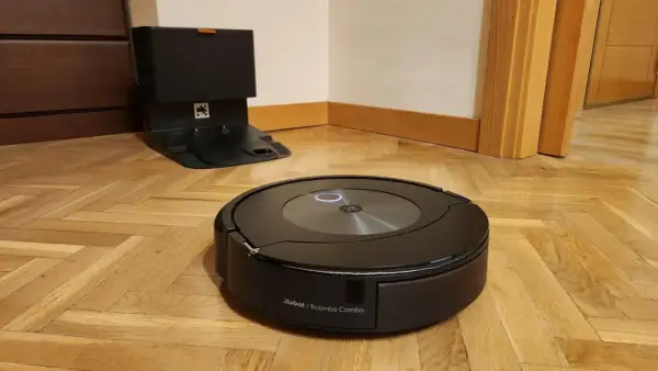 Robot aspirador Roomba Combo listo para limpiar. El botón spot se ilumina, indicando que está en modo de limpieza localizada.