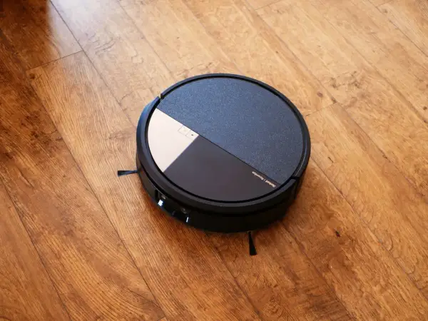 Robot aspirador Roomba con tecnología dirt detect, listo para limpiar el suelo de madera.