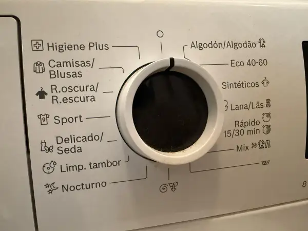 Selector de programa sport lavadora. Opciones: Algodón, Sintéticos, Lana, Rápido, Mix, Higiene Plus, Camisas, Ropa Oscura, Delicado, Limpieza tambor, Nocturno.