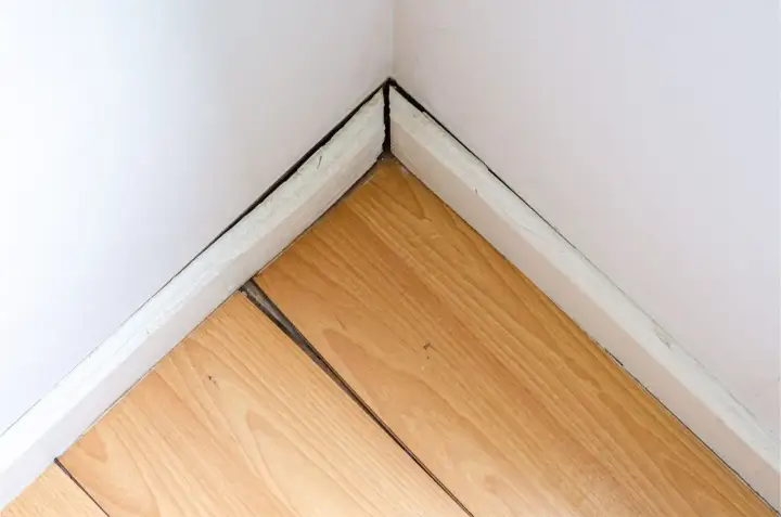 Suelo laminado hinchado por agua - ¿Reparar o cambiar?